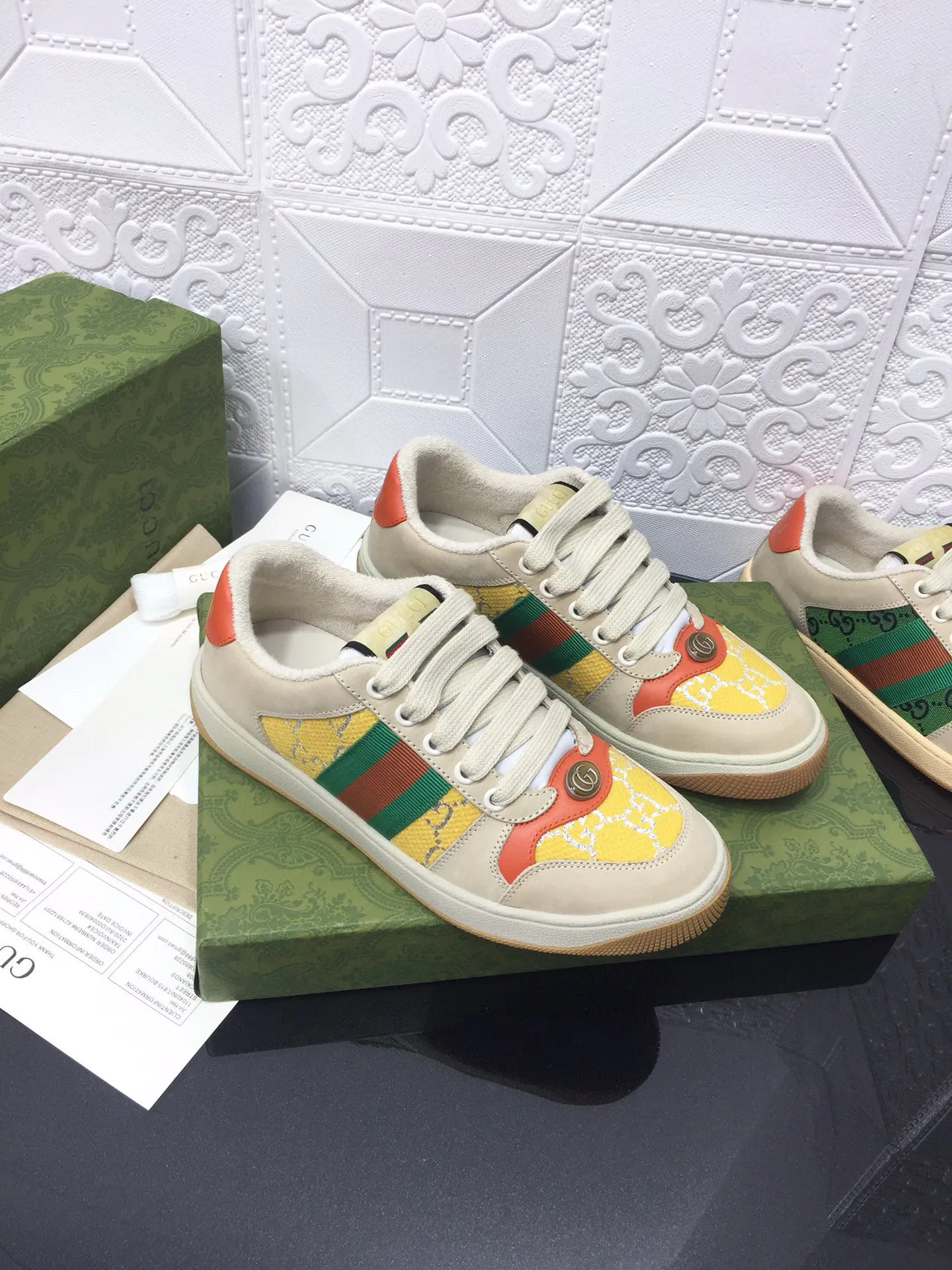 Ex-factory price: 540💰 GUCCI Gucci's newly upgraded back cover lining, top-notch old dirty shoes, classic casual sports shoes for couples, retro sneakers and old G family dirty shoes, updated at the counter simultaneously! ①The shoe upper has the same water-based edge coating process as the original version⚠️The ordinary oil edges on the market have a strong glue feel and are easy to fall off! Grade A first-layer nubuck leather (with pores)/matching computer embroidered double G cloth, high-density terry velvet lining. ② A PVC transparent small round mark sealing line is added to the details of the midsole. The mold is opened six times and the jewelry craftsmanship is used to customize the two-color double G buckle, striving to be the same as the original version. A pair of buttons is more than three times more expensive than ordinary buckles on the market. ③An old two-color washable label, the chip is placed on the outer waist of the right foot, the entire shoe is completely hollowed out with rubber technology, TUP material (rubber to distinguish the market) with the latest green packaging from the counter, 3D printed handbag, and a pair of shoelaces. There is no pressure when entering and exiting the counter. You can buy a 1:1 accurate replica of the original version and modify and upgrade it repeatedly. The details are perfectly restored, the materials are all customized, and they are truly top-notch. Please look at the details clearly to identify the quality. Upper: First-layer frosted cowhide/embroidered double G cloth. Lining: original high-density velvet lining. Foot pads: original pearlescent sheepskin. Outsole: private molded vacuum TPU material. Packaging: original top-grade full set packaging at the counter. Shoe size: women's size 35-40, men's size 39-44 (men's size 38, 45🉑️customized, non-returnable)